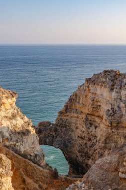 Panoramik manzara, Portekiz, Algarve 'deki Lagos yakınlarında Ponta da Piedade. Lagos, Portekiz 10 Ekim 2023.