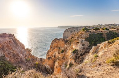 Panoramik manzara, Portekiz, Algarve 'deki Lagos yakınlarında Ponta da Piedade. Lagos, Portekiz 10 Ekim 2023.