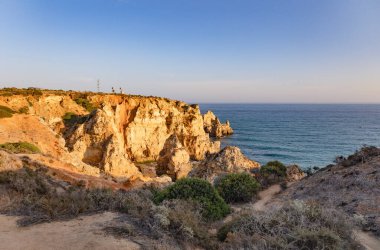 Panoramik manzara, Portekiz, Algarve 'deki Lagos yakınlarında Ponta da Piedade. Lagos, Portekiz 10 Ekim 2023.