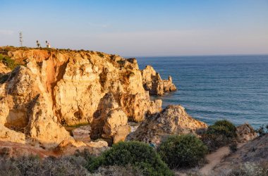 Panoramik manzara, Portekiz, Algarve 'deki Lagos yakınlarında Ponta da Piedade. Lagos, Portekiz 10 Ekim 2023.