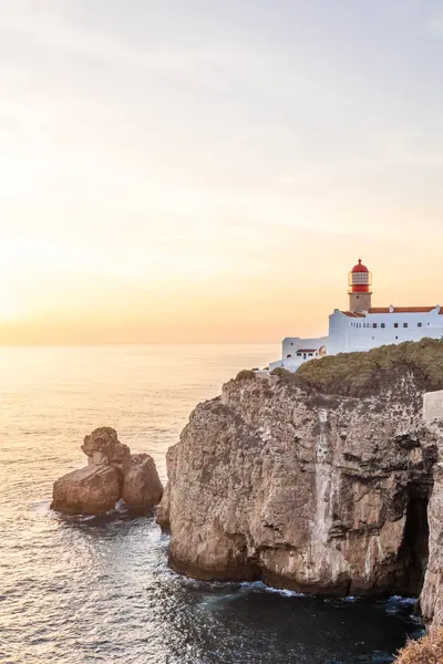 Farol do Cabo de Sao Vincente in Sagres, Algarve Portugal 'da. Güzel altın bir günbatımında mavi denize bakan