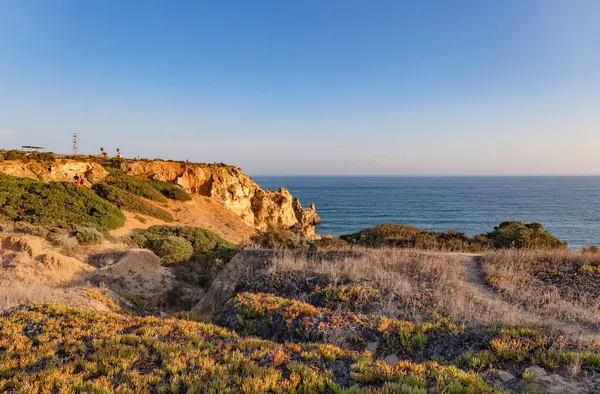 Lagos, Algarve, Portekiz 'de sahil yolu. 10 Ekim 2023.