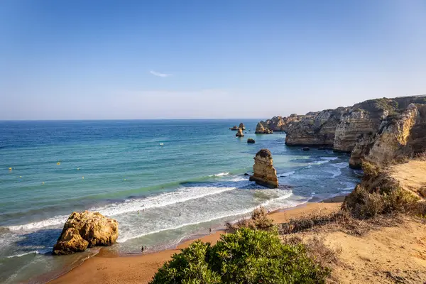 Panoramik manzara, Portekiz, Algarve 'deki Lagos yakınlarında Ponta da Piedade. Lagos, Portekiz 10 Ekim 2023.