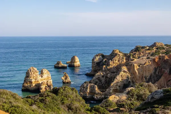Panoramik manzara, Portekiz, Algarve 'deki Lagos yakınlarında Ponta da Piedade. Lagos, Portekiz 10 Ekim 2023.