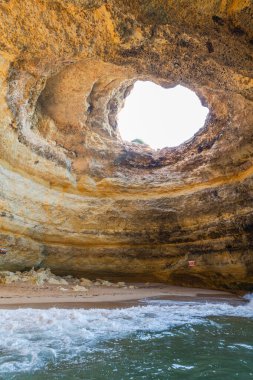 Algarve Portekiz 'deki Benagil mağaraları. 11 Ekim 2023.