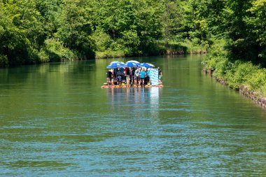 Wolfratshausen 'den Münih' e Isar 'a yapılan popüler, neşeli sal gezileri dünyanın dört bir yanından gelen yerli ve turistler için Bavyera' nın kırsal kesimlerine özgü bir eğlence merkezidir..