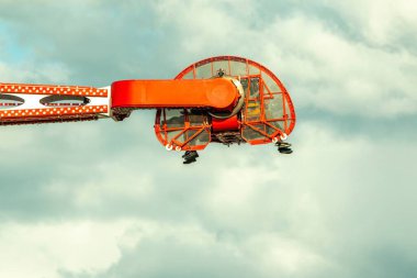İlkbaharda Theresienwiese Oktoberfest eğlence parkındaki eğlence parkında heyecanlı sürüşler..