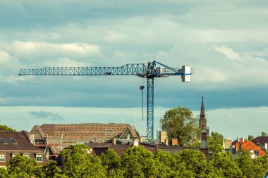 Şehrin inşaat vinçlerinde ve çatısında. Şehrin Theresienwiese Münih eğlence parkından görüntüler. İnşaat vinçleri ve çatıları var.