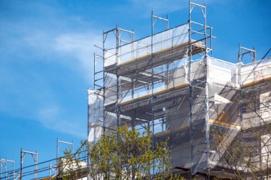 Münih 'teki inşaat alanı mavi gökyüzüne karşı beyaz kumaşla kaplı.