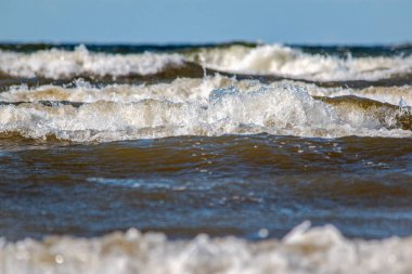 Letonya Rigas Körfezi Jurmala kıyısı dalgaları alçak seviyeden dalgalanan dalgalar 