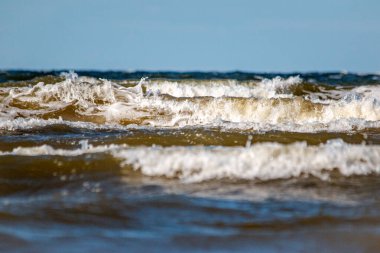 Letonya Rigas Körfezi Jurmala kıyısı dalgaları alçak seviyeden dalgalanan dalgalar 