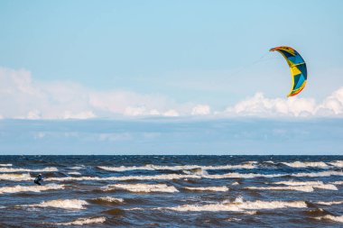 Letonya Rigas Körfezi Jurmala rüzgar sörfü dalgaları köpüren dalgalar
