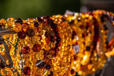 Zincirdeki güzel Baltık kehribarı arka planda Sprache anahtar sözcüklerle satılır: Eng