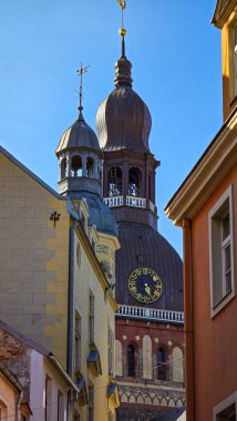 Letonya Şehri Riga Binaları St. Peter Kilisesi manzaralı