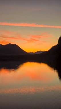 Günbatımı Sylvenstein Gölü 'nde Alp eteklerinde bir sonbahar akşamı