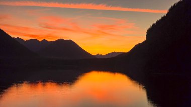 Günbatımı Sylvenstein Gölü 'nde Alp eteklerinde bir sonbahar akşamı