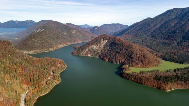 Isar Nehri Sylvensteinsee Alp dağları sonbahar havacılık manzaralı.