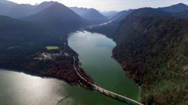 Isar Nehri Sylvensteinsee Alp dağları sonbahar havacılık manzaralı.