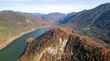 Isar Nehri Sylvensteinsee Alp dağları sonbahar havacılık manzaralı.