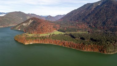 Isar Nehri Sylvensteinsee Alp dağları sonbahar havacılık manzaralı.