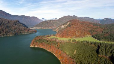 Isar Nehri Sylvensteinsee Alp dağları sonbahar havacılık manzaralı.