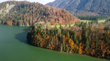 Isar Nehri Sylvensteinsee Alp dağları sonbahar havacılık manzaralı.