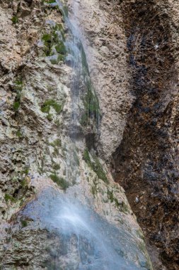 Ohlstadt yakınlarında sonbaharda Bavyera 'da. Büyük taş duvar, taşlar ve cairns, Bavyera ormanında yapraksız ağaçlar, gizemli