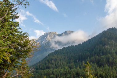 Güney Bavyera 'da bulutlu dağlar. Mavi gökyüzü