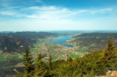 Wallberg 'den Tegernsee ve Gmund Gölü manzarası. Dağların altında güzel bir gölün üzerinde bir kasaba.