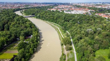 Münih Tufan Manzarası 'ndaki Summer River Isar. Akıntı ve bol miktarda su Şehir ve orman Havacılık manzarası