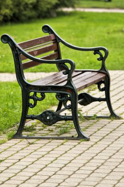 Sigulda 'da bir park kasabasında çok güzel bir bank. Ahşap ve metalden yapılmış..