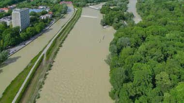 Münih 'te Bavyera Nehri' nde sel, Isar 'da hava fotoğrafçılığı. 4D İHA. Isar 'a, köprüye ve şehre yukarıdan bak. Akıntı boyunca bir uçuş. Bölüm-1