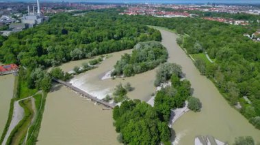 Münih 'te Bavyera Nehri' nde sel, Isar 'da hava fotoğrafçılığı. 4D İHA. Isar 'a, köprüye ve şehre yukarıdan bak. Akıntı boyunca bir uçuş. Bölüm-2