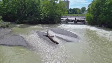 Münih 'te Bavyera Nehri' nde sel, Isar 'da hava fotoğrafçılığı. 4D İHA. Isar 'a, köprüye ve şehre yukarıdan bak. Soldan sağa doğru panoramik video