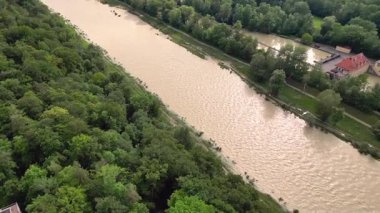 Münih 'te Bavyera Nehri' nde sel, Isar 'da hava fotoğrafçılığı. 4D İHA. Isar 'a, köprüye ve şehre yukarıdan bak. Soldan sağa doğru panoramik video