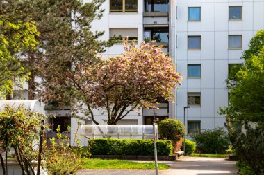 Münih 'in bir ilçesinde bahar iç avlusu