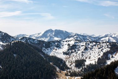 Sabah sisinde ufukta, Wallberg Dağları 'ndan Alp eteklerinin manzarası var. Ufuktaki dağ silsilesi sabah sisinde.