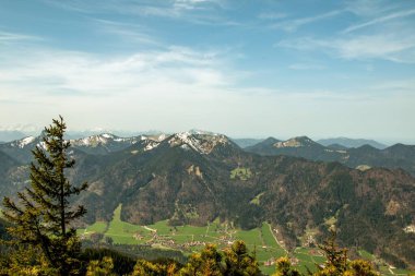 Sabah sisinde ufukta, Wallberg Dağları 'ndan Alp eteklerinin manzarası var. Ufuktaki dağ silsilesi sabah sisinde.