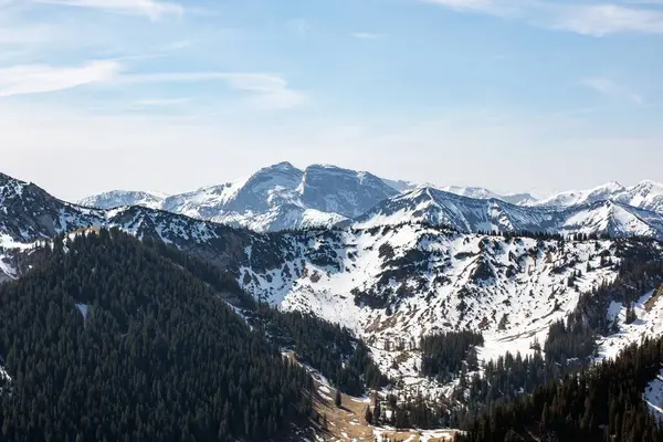 Sabah sisinde ufukta, Wallberg Dağları 'ndan Alp eteklerinin manzarası var. Ufuktaki dağ silsilesi sabah sisinde.