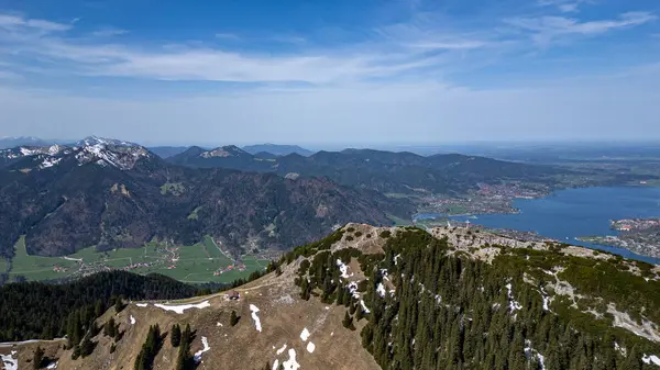 Tegnsee Gölü 'ndeki Wallberg Dağı' nın ve Gmund kasabasının ilkbaharındaki hava manzarası. İHA