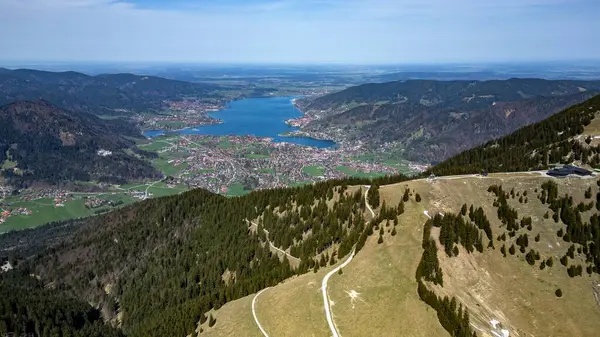 Tegnsee Gölü 'ndeki Wallberg Dağı' nın ve Gmund kasabasının ilkbaharındaki hava manzarası. İHA