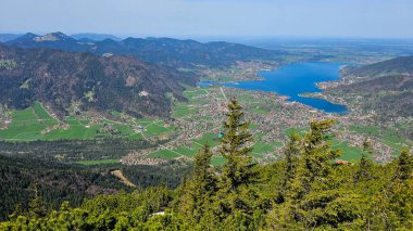 Tegernsee Gölü 'nün Wallberg' inden ve Gmund kasabasından ilkbaharda manzara.