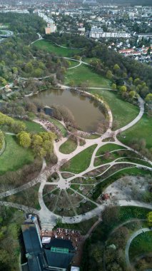 Münih 'teki Westpark manzarası yukarıdan. Yağmurdan sonra güneşli bir gün. Hava fotoğrafı, İHA..