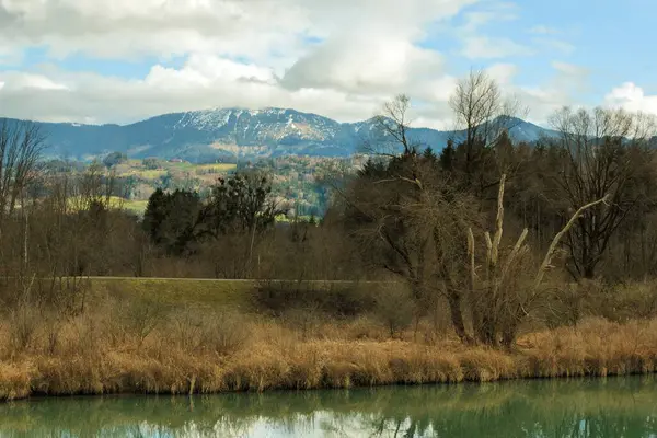 Bahar mevsiminde Bavyera, Inn Nehri üzerindeki yol köprüsünden Alp eteklerinin ve bahar ormanlarının manzarası.