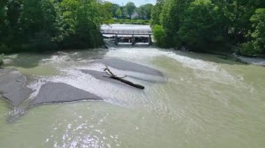 Münih Bavyera Nehri İsar 'da sel baskını, hava manzarası. 4K İHA. Isar 'a, köprüye ve şehre yukarıdan bak. Akıntı boyunca bir uçuş