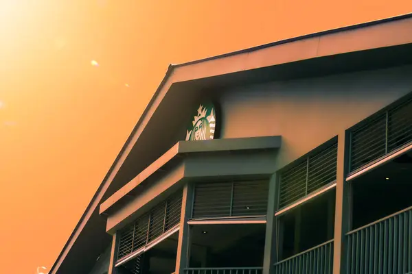 Endonezya, 5 Mart 2024 Starbucks logosu, miras binası, Starbucks kahvesi. 