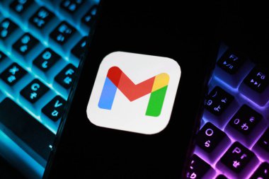 Bu fotoğrafta Google Gmail logosu The Apple akıllı telefon ekranında gösterilmektedir. Endonezya - 15 Mart 2024