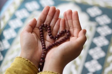 Allah 'a dua eden Müslüman elleri ile oruç yemeği ya da iftar yemeği. Yemek ya da yemek. Geleneksel Ramazan, oruç kahvaltısı. Ramazan ayı oruç tutma kavramı.