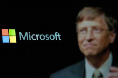 Endonezya-10 Mart 2024: Bu fotoğrafta arka planda CEO Bill Gates 'in bulunduğu Microsoft logosu, teknoloji şirketi.