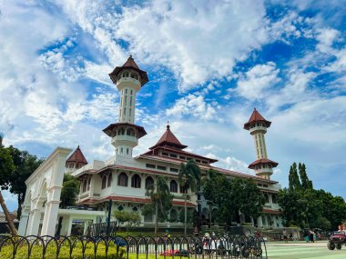 Cianjur 'daki en eski miras camisi olan Mescid Agung Cianjur, hala günlük dini faaliyetler, Batı Java, Endonezya - 4 Nisan 2024.